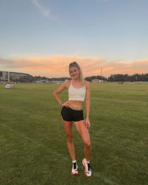 Alica Schmidt Instagram - Today was one of the top 3 toughest sessions in my life ☠️😮‍💨 Putting in some work here 💪🏼 (ps: the pictures are not from today, there was no smile possible 😂) 
#trackandfield #400m