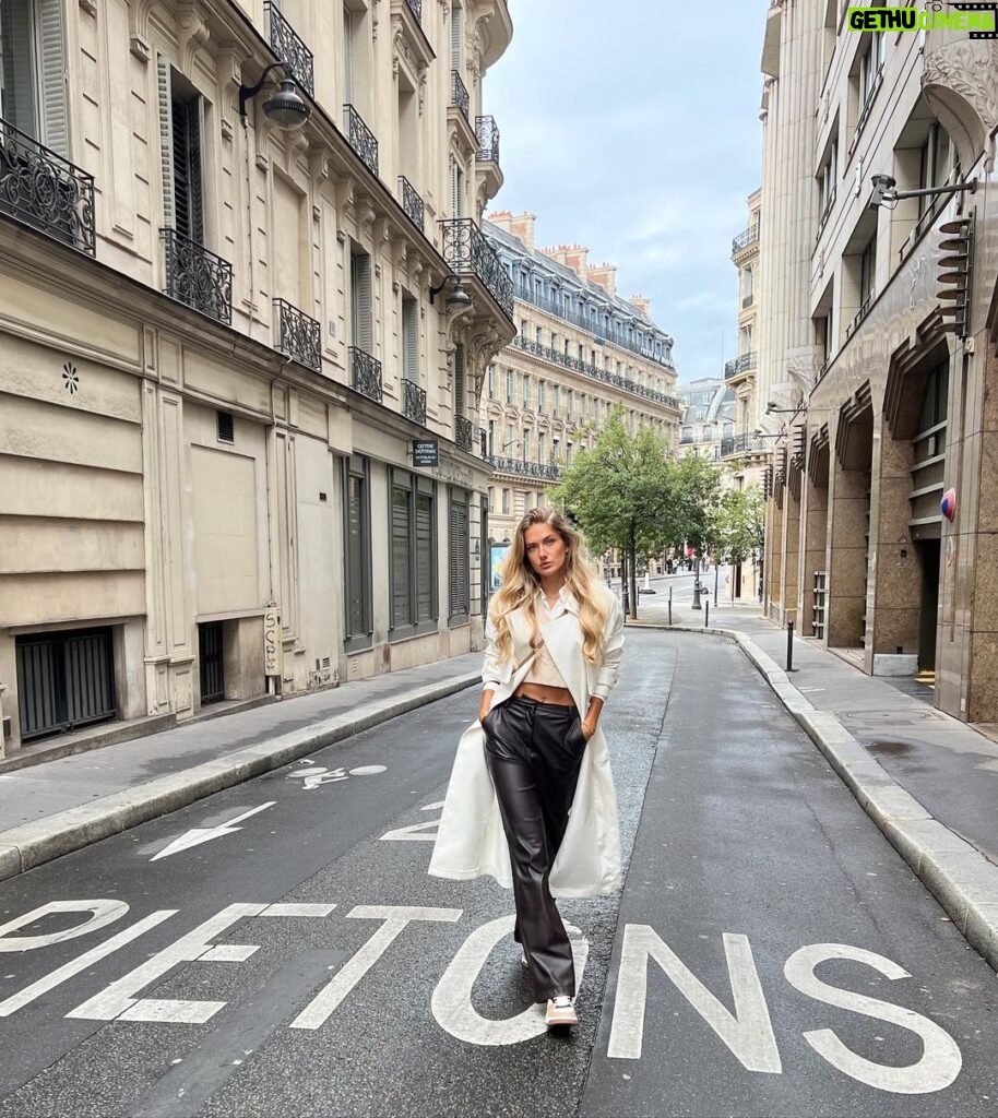 Alica Schmidt Instagram - Paris est définitivement l'une de mes villes préférées 🫶🏼 #paris #girlstrip #vacation París, France