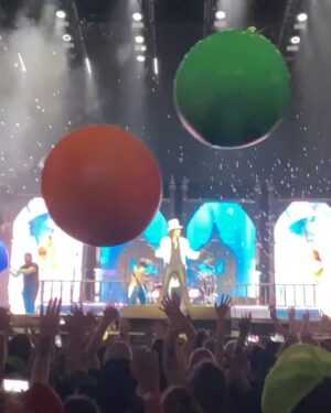 Alice Cooper Instagram - Does this guy know how to party or what?

🎟 https://AliceCooper.com/tour 
🎥 @theflyervault