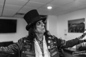 Alice Cooper Instagram - When you realize the tour starts up again in less than 3 months..
🎟️: AliceCooper.com/tour
📸: @cerealkyler