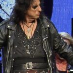Alice Cooper Instagram - This year I'm learning how to play that guitar 🎸 😉