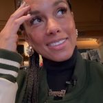 Alicia Keys Instagram - Wow!!!!! The Hell’s Kitchen opening countdown has begun!!! We had our FIRST week of rehearsals and the box office is officially open!!!! I HAD to pull up to the ICONIC Shubert Theatre on a double decker bus @hellskitchenbway themed 😍✨🤯 The fam was out and the hometown love is incredible!!! I love youuuuu!!!!!!! Tickets are on sale NOW!! I can’t wait for you to see this musical!!! You don’t want to miss this 😏😘