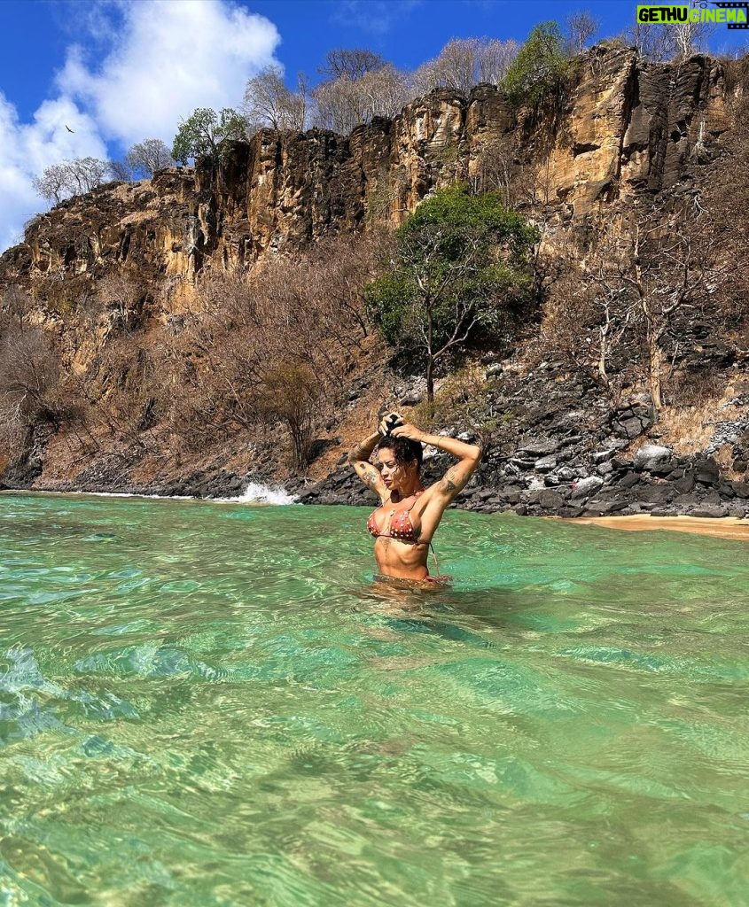 Aline Campos Instagram - A praia do Sancho nos proporciona um acesso diferenciado ao nosso universo interno, que nos conecta com a paz, abundância, unidade, nos fazendo enxergar facilmente Deus dentro e fora de todas as coisas 💜🌻 Já viveu essa experiência com entrega no Sancho? Praia Do Sancho - Fernando De Noronha