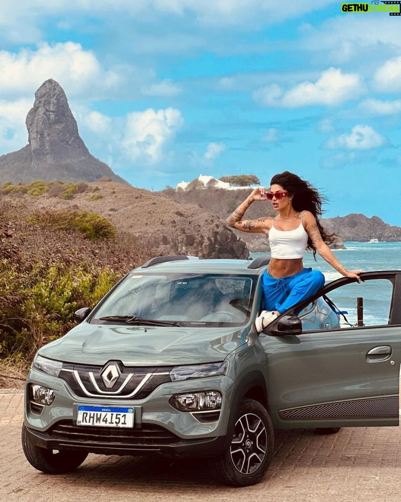 Aline Campos Instagram - Noronha e carro 100% elétrico tem tudo a ver✨ Meus dias pela ilha foram de energia limpa, graças a @renaultbrasil 👏🏾 Com robustez de SUV e altura do solo de 16,6cm, o Kwid E-tech 100% me proporcionou uma experiência única!! 🚙 Fora que em vários pontos da Ilha tinham ecopostos pra carregar quando quisesse, apesar de que só foi necessário uma carga pra eu ficar todos os dias da minha viagem!!🤩 #noronhacarbonozero Fernando de Noronha