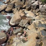 Aline Campos Instagram – Garopaba e toda sua natureza abundante e acolhedora 🩵🍃☀️ 
Mostrei o rolê perfeito de hj nos stories!! Só agradeço!🙏🏾 Praia do Ouvidor