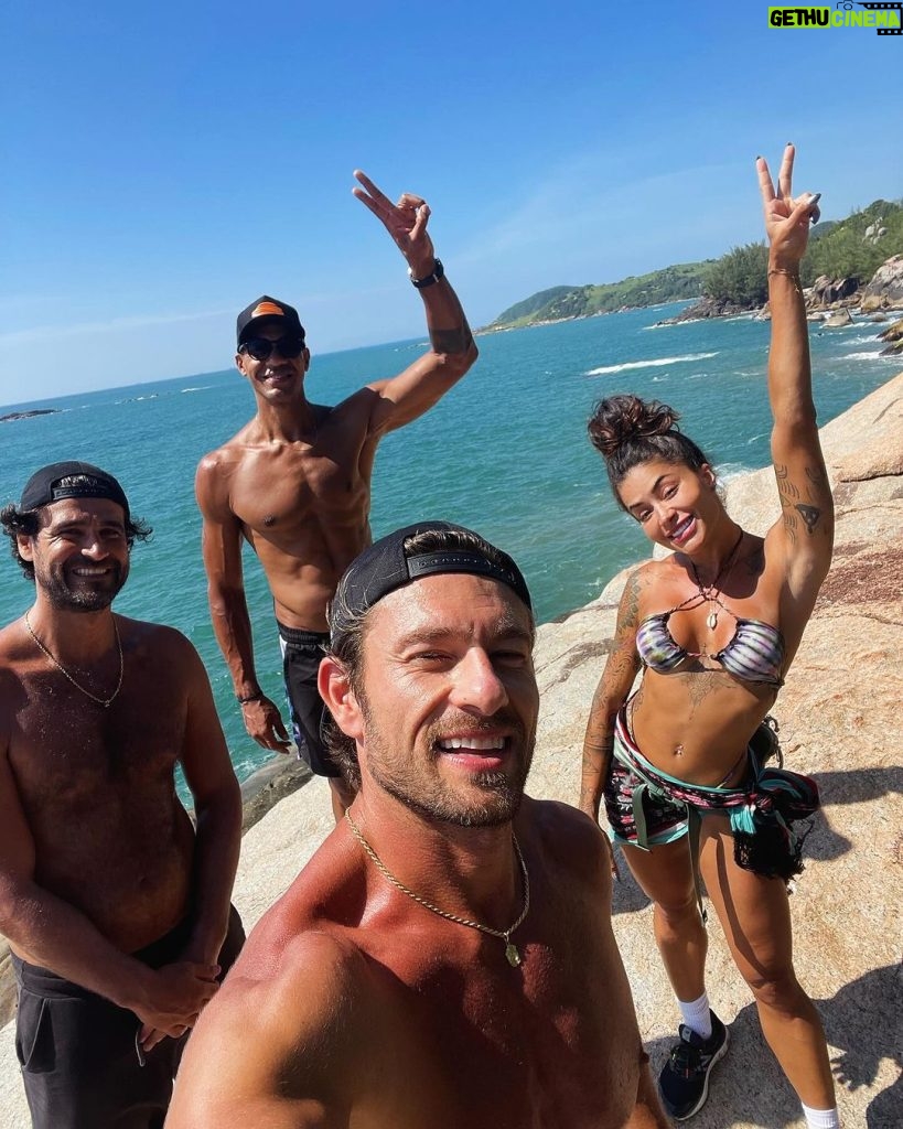 Aline Campos Instagram - Garopaba e toda sua natureza abundante e acolhedora 🩵🍃☀️ Mostrei o rolê perfeito de hj nos stories!! Só agradeço!🙏🏾 Praia do Ouvidor