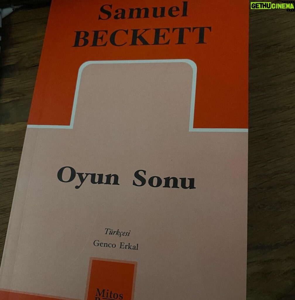 Alperen Duymaz Instagram - George Orwell Hayvan Çiftliği o kadar güzel resmedilmiş ve anlatılmış ki..bugün tekrar bakmam gerektiği fikriyle uyandım. Beckett ‘in Oyun Sonu’nu şimdi okayacağım. Dünya Tiyatro Günü kutlu olsun. Her 27 Mart’ta sahnelerin tıklım tıklım olduğu günlere özlemle... #27martdünyatiyatrogünü