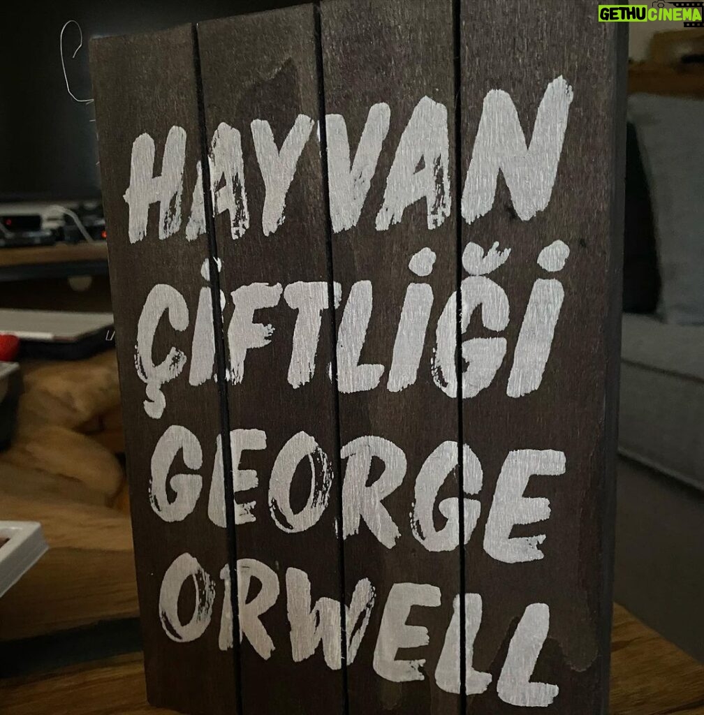 Alperen Duymaz Instagram - George Orwell Hayvan Çiftliği o kadar güzel resmedilmiş ve anlatılmış ki..bugün tekrar bakmam gerektiği fikriyle uyandım. Beckett ‘in Oyun Sonu’nu şimdi okayacağım. Dünya Tiyatro Günü kutlu olsun. Her 27 Mart’ta sahnelerin tıklım tıklım olduğu günlere özlemle... #27martdünyatiyatrogünü