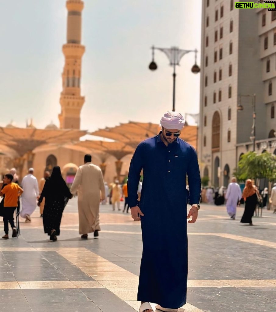 Aly Goni Instagram - Bechaini si thi andher.. mann khaali karne madinah aagaya ❤️ لآ اِلَهَ اِلّا اللّهُ مُحَمَّدٌ رَسُوُل اللّهِ Special thanx to my brother @khalidkherada @alkhalidtours Medina, Saudi Arabia