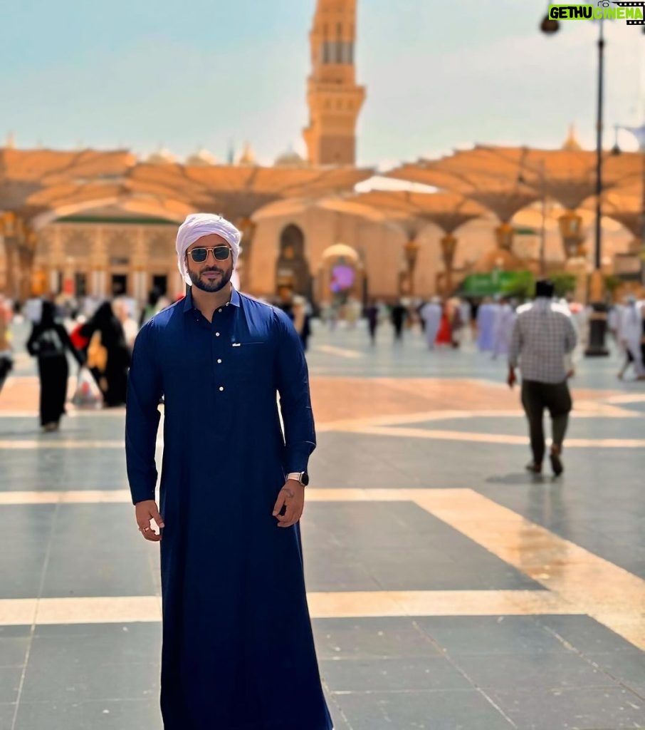 Aly Goni Instagram - Bechaini si thi andher.. mann khaali karne madinah aagaya ❤️ لآ اِلَهَ اِلّا اللّهُ مُحَمَّدٌ رَسُوُل اللّهِ Special thanx to my brother @khalidkherada @alkhalidtours Medina, Saudi Arabia