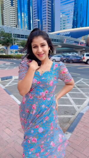 Alya Manasa Instagram - Make ur own moves 
Beautiful 🤩 outfit @momzcradle 
Lovely Colors # I loved the outfit thanks @momzcradle

#view #burjkhalifa #dubai #newyear #vibes #goodvibes #2024 #trending #lifestyle #reels #fashion #momfor2kids