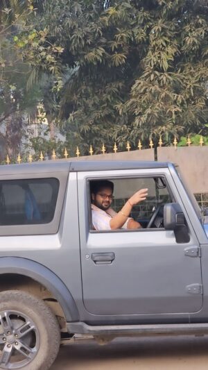 Alya Manasa Instagram - He @sanjeev_karthick completed his full night shoot & returning home 

& me started from home for my shoot ..

Even in busy schedule 
we wanted to meet each other for 2 mins in the road 🥲😞 

That’s full of love ❤️ la?