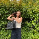 Alycia Debnam-Carey Instagram - 2024 ins : big bags 👜 #DiorBookTote #DiorCruise @dior