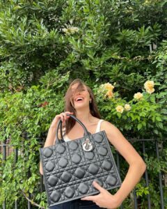 Alycia Debnam-Carey Instagram - 2024 ins : big bags 👜 #DiorBookTote #DiorCruise @dior