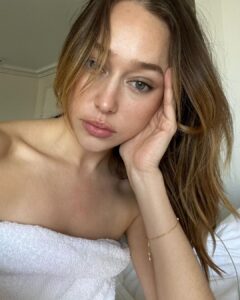 Alycia Debnam-Carey Instagram - 😌