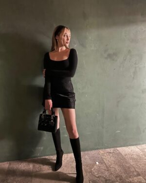 Alycia Debnam-Carey Instagram - Little lady 🖤

@dior #LadyDior
