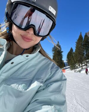 Alycia Debnam-Carey Instagram - Shoop shoop ⛷️