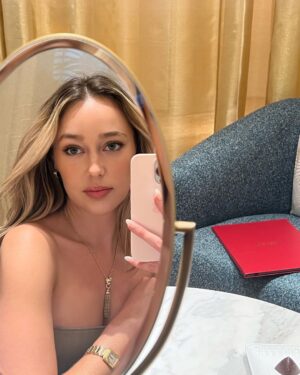 Alycia Debnam-Carey Instagram - spoilt. ✨💎

@cartier