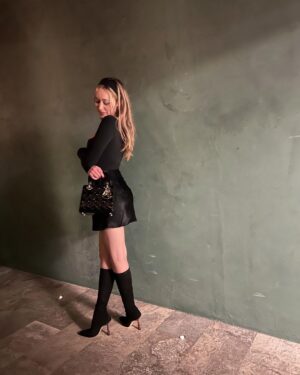 Alycia Debnam-Carey Instagram - Little lady 🖤

@dior #LadyDior