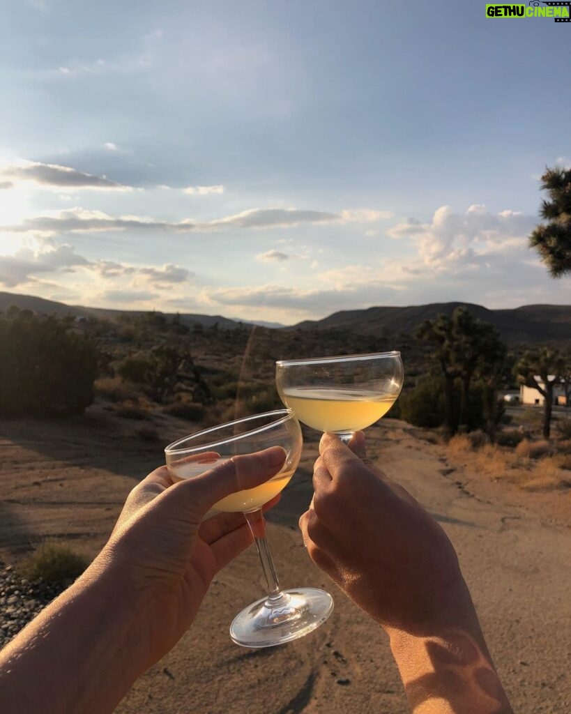 Alycia Debnam-Carey Instagram - Friends in the desert 🏜