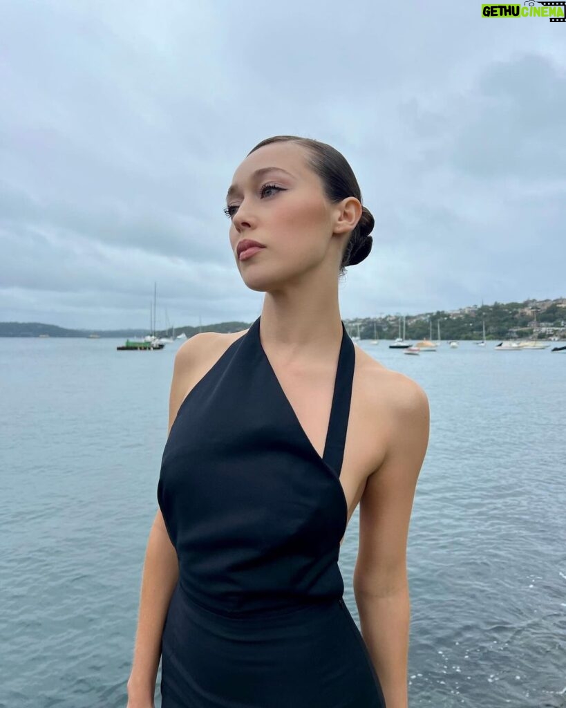 Alycia Debnam-Carey Instagram - A little commotion for the dress 🖤