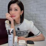 Alyssa Chia Instagram – 長期戶外拍戲、日夜顛倒當空中飛人，肌膚難免抗議
為了維持肌膚的明亮好氣色，抗老+美白必須雙管齊下 還要能舒緩敏弱膚況
這麼多需求，只有「迪奧精萃再生光燦淨白系列」可以完全滿足我✨
它讓我的肌膚重拾健康緊緻、膚色更加均勻無瑕，由內而外綻放淨白玫瑰光!✨ 這是我最喜歡的狀態💕

我近期的淨白保養步驟，就從水感煥膚的「淨白精華露」開始，並搭配「淨白精華」
幫肌膚修護滋養，同時淡化斑點瑕疵，輕鬆養出滿滿淨白光芒 !

最後的乳霜步驟，早上我會使用「淨白玫瑰霜」加強淨白滋養，讓肌膚又澎又亮!
晚上肌膚修護黃金期，我則使用「午夜玫瑰霜」來倍效夜間修護力
讓肌膚宛如一夜擁抱雙倍睡眠般，隔天再次煥發動人光采💕

大家快跟著我的步驟，一起幫肌膚養成淨白玫瑰光吧!

@diorbeauty #DiorSkincare#DiorPrestige @dior