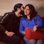 Amaal Mallik Instagram - Mother’s Day celebrations with the most powerful woman I know @jyothimalik ♥️ Here is a small gift from me and @dyson_india 😇 #DysonIndia #DysonAirwrap #Gifted
