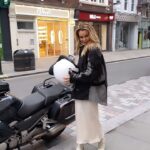 Amanda Holden Instagram - Only way to travel when you’re in a rush to get to @bootsuk