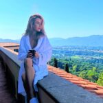 Amanda Holden Instagram - Early morning coffee with these views… 🇮🇹