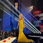 Amanda Holden Instagram - On top of the world 🇬🇧 My favourite week of the year @bgt live shows @itv 8pm all week (7:30pm on Sunday) 💛