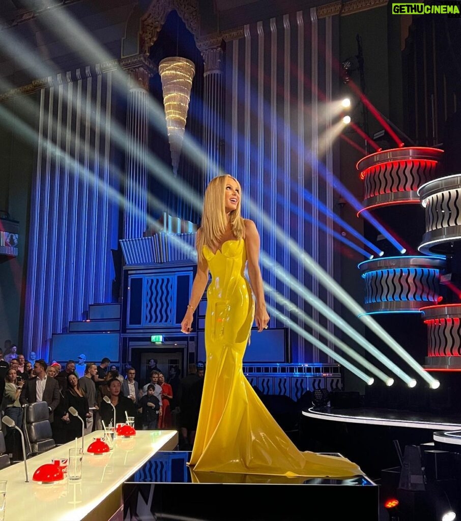 Amanda Holden Instagram - On top of the world 🇬🇧 My favourite week of the year @bgt live shows @itv 8pm all week (7:30pm on Sunday) 💛
