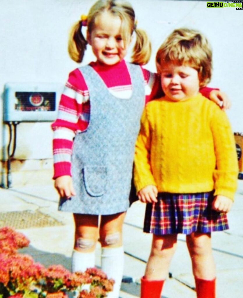 Amanda Holden Instagram - Here I am with my sister @deblholden .. I think I’m around 5/6. I played hard and always had a plaster on my knee 😂My childhood was amazing in that I felt so free .. I honestly remember endless ,sunny days playing out in the fields behind the housing estate we lived on and never coming indoors until we heard my mum screeching tea was ready and banging her saucepan out the back door 😂 That freedom, the ability to use my imagination to my hearts content and always being encouraged to follow my dreams are what shaped me from 0-5 and beyond. Those early years are super important in a child’s life Join me and @princeandprincessofwales @earlychildhood by posting a favourite childhood picture #shapingus