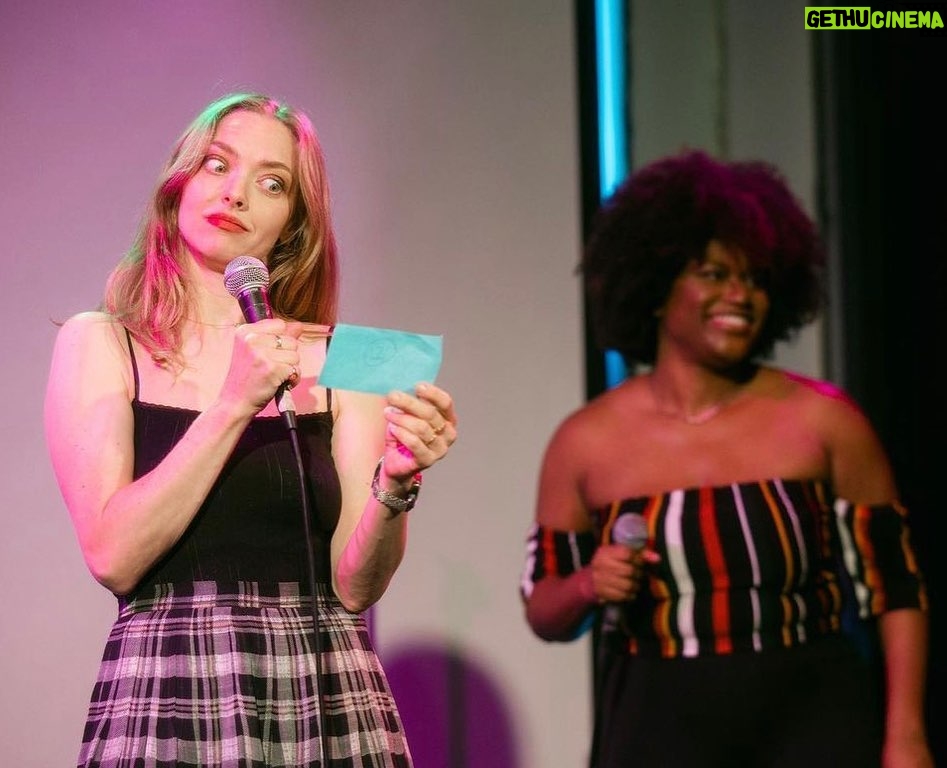 Amanda Seyfried Instagram - A glorious @gayshamecomedy evening fundraising for @newrootsartists captured by @photojuice 🏳️‍🌈