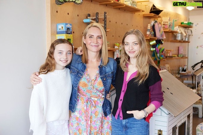 Amanda Seyfried Instagram - @greenwich_play fully gets and appreciates the @makeitcutekids ethos and on Wednesday we got to hang in person and introduce our playhouses to amazing new friends. Thank you @greenwich_play you are inspiring and wonderful! 📷 @andreacarson