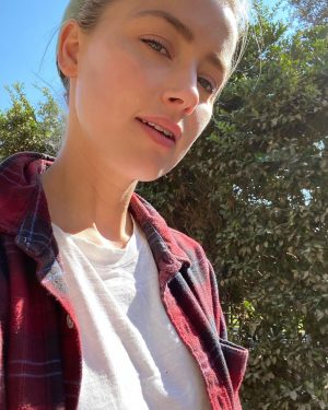 Amber Heard Instagram - Lot to do around the yard..obviously (Thanks Brandon)