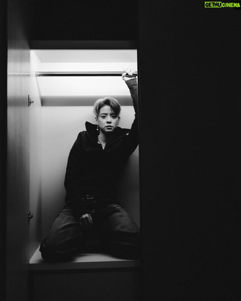 Amber Liu Instagram - No one during a photoshoot: Me: “Can I eat water in the shower?” Staff: um… sure 👀 Prob one of my favorite shoots in a while. I climbed in a closet, ran around Tokyo at 2am, and attempted to chew some water. Thank you to the creative team for such a fun time🙏 Hope you guys enjoy these shots as much as I had fun shooting them 🧡💛 MARVIN vol. 12 @marvin_thebrand Photographer: @adipvtra Stylist: @tokichang Local Production: @mrpositivetokyo Executive Producer: @mr.positive.tokyo Producer: @yukika_88 @delashonz Coordinator: Mami Chino