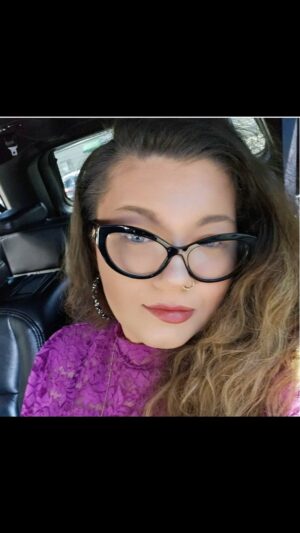 Amber Portwood Instagram - Today’s a good day to have a good 😊 day❣️

Starbucks and a little shopping 🛍️.