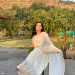 Amika Shail Instagram - How many likes for this look ? . . #amikashail #saree #travelblogger #traveling #tour #lonavala #maharashtratourism #traditional #indianlook #instagood #instalike