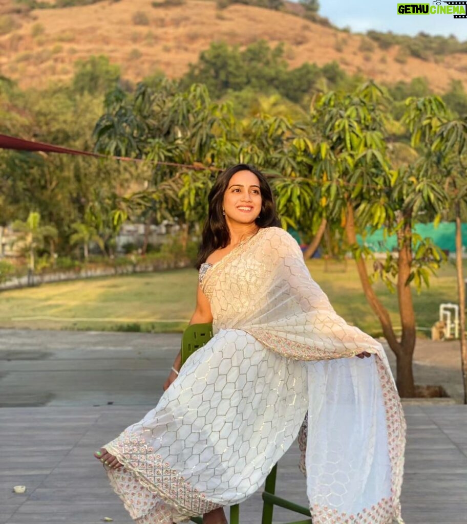 Amika Shail Instagram - How many likes for this look ? . . #amikashail #saree #travelblogger #traveling #tour #lonavala #maharashtratourism #traditional #indianlook #instagood #instalike