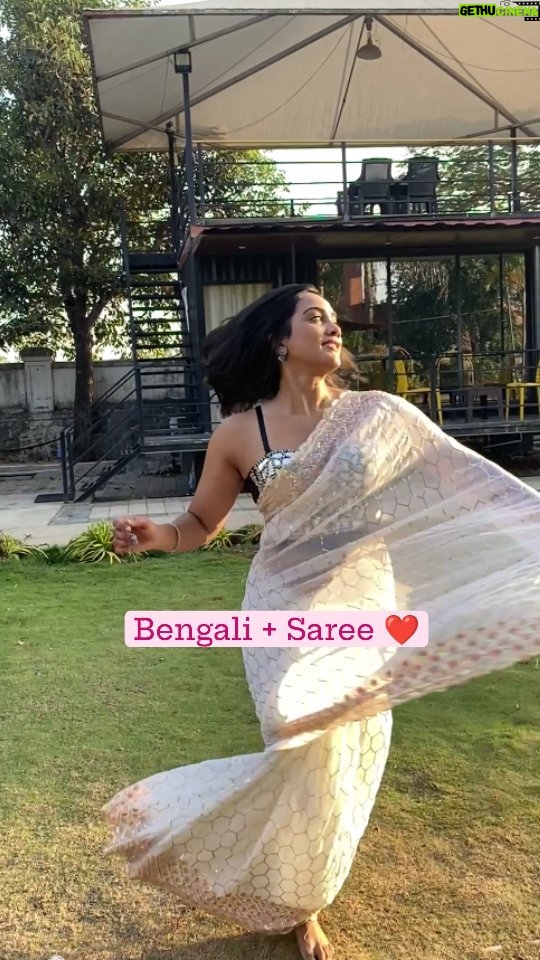 Amika Shail Instagram - Tag a Bengali ❤️ . 📌 @basecampstay_ . . #Amikashail #bengali #reels #valentineday #bong #saree #trend #viral #bengaligirls #basecamp