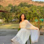 Amika Shail Instagram - How many likes for this look ? . . #amikashail #saree #travelblogger #traveling #tour #lonavala #maharashtratourism #traditional #indianlook #instagood #instalike