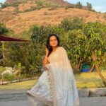 Amika Shail Instagram - How many likes for this look ? . . #amikashail #saree #travelblogger #traveling #tour #lonavala #maharashtratourism #traditional #indianlook #instagood #instalike