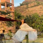 Amika Shail Instagram - How many likes for this look ? . . #amikashail #saree #travelblogger #traveling #tour #lonavala #maharashtratourism #traditional #indianlook #instagood #instalike