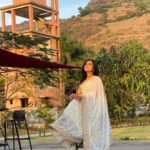 Amika Shail Instagram - How many likes for this look ? . . #amikashail #saree #travelblogger #traveling #tour #lonavala #maharashtratourism #traditional #indianlook #instagood #instalike