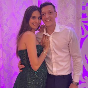 Amine Gülşe Instagram - İyi ki doğdun diğer yarım yol arkadaşım seni çok seviyorum 👨‍👩‍👧‍👧❤️🤲🏼