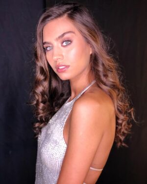 Amine Gülşe Instagram - Miss Turkey 2018 için hazırım 👑💛
Make up: @norah_karwanchi 
Dress: @rasitbagzibagli