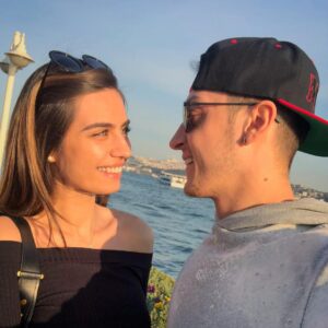 Amine Gülşe Instagram - Her zaman gözlerimde ışık ol sevgilim, gözlerim seninle baksın hayata.
Her baktığım yerde seni görsün gözlerim kalbim atsın aşkınla seni seviyorum her şeyim ❤️🙏🏼
