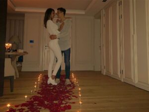 Amine Gülşe Instagram - Dün gece bana hayatımın süprizini yapan biricik aşkıma çok teşekkür ediyorum, senii çoook seviyorum @m10_official ❤️😍🙏🏼
Bir yaşıma daha girdim💃🏻🎂beni arayan, mesaj atan doğum günümü kutlayan herkese çok teşekkür ediyorum, iyiki varsınız 🙏🏼🎉