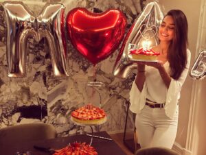 Amine Gülşe Instagram - Dün gece bana hayatımın süprizini yapan biricik aşkıma çok teşekkür ediyorum, senii çoook seviyorum @m10_official ❤️😍🙏🏼
Bir yaşıma daha girdim💃🏻🎂beni arayan, mesaj atan doğum günümü kutlayan herkese çok teşekkür ediyorum, iyiki varsınız 🙏🏼🎉