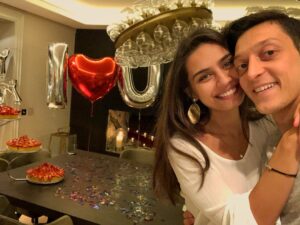 Amine Gülşe Instagram - Dün gece bana hayatımın süprizini yapan biricik aşkıma çok teşekkür ediyorum, senii çoook seviyorum @m10_official ❤️😍🙏🏼
Bir yaşıma daha girdim💃🏻🎂beni arayan, mesaj atan doğum günümü kutlayan herkese çok teşekkür ediyorum, iyiki varsınız 🙏🏼🎉